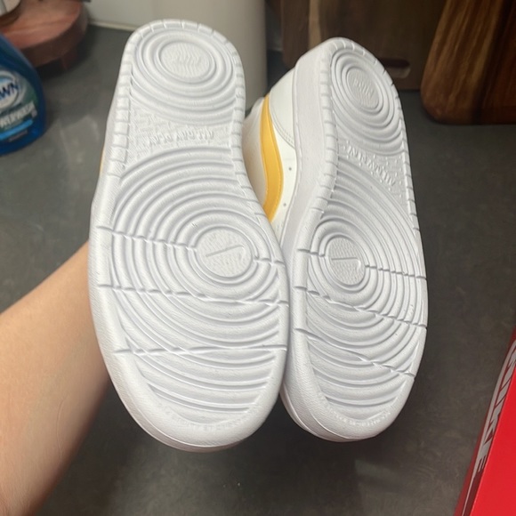 Nike Court Borough Mid 2 (GS) 5.5Y or Woman’s 7 - Picture 4 of 8